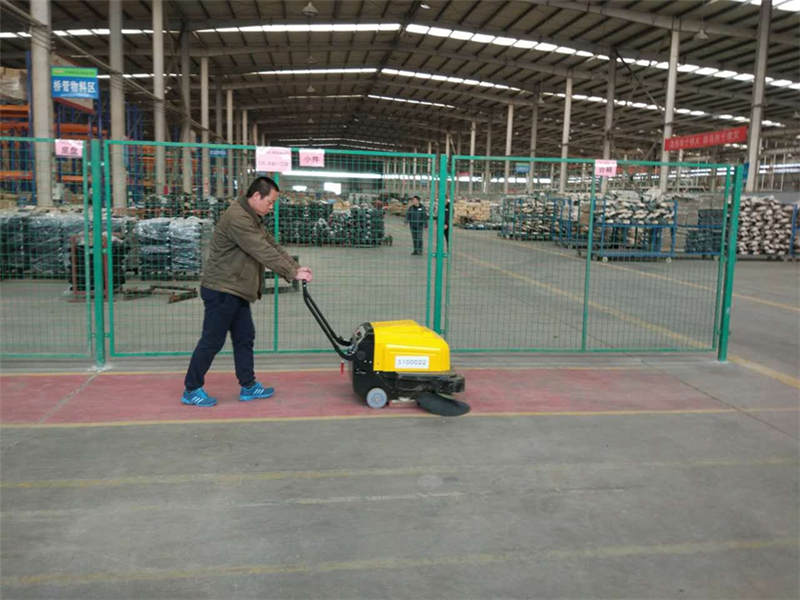 江蘇金彭電動車廠區(qū)——座駕式掃地機(jī)